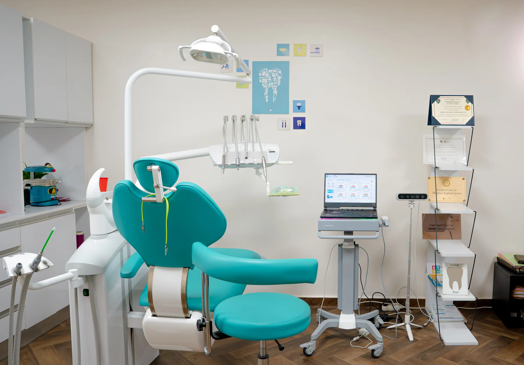 Salle de soins équipée du cabinet dentaire Dr Younes El Mchouar